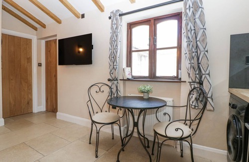 Llanwenarth Cottage | BROOK COTTAGE, pet friendly in Abergavenny