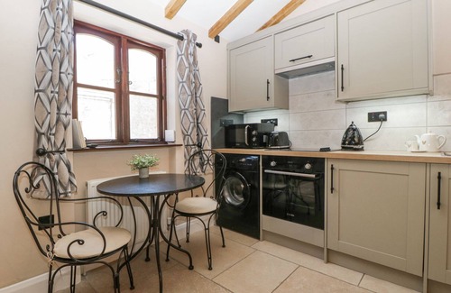 Llanwenarth Cottage | BROOK COTTAGE, pet friendly in Abergavenny