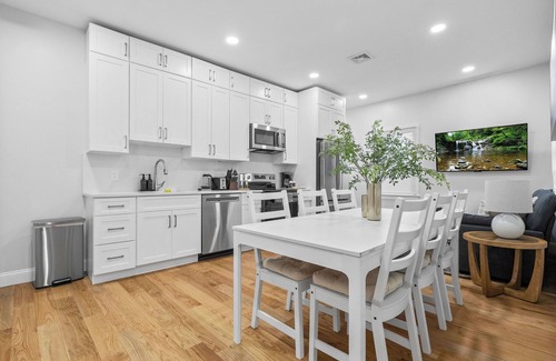 Griggs Park Apartment | Brookline Lux | Rooftop Fenway T BU BC Simmons