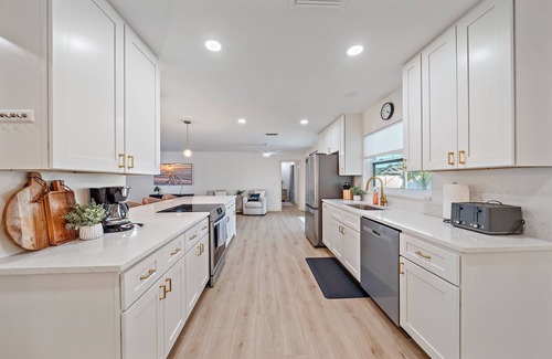 Southgate House | Brookline Retreat | Private Pool + Pickleball!