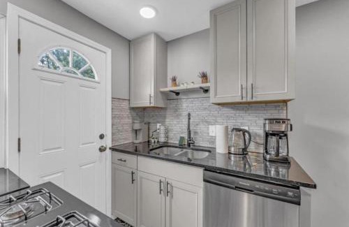 Brooklyn House | Brooklyn Townhome Updated Kitchen Sleeps 4