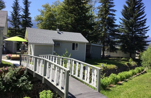 Golden Cabin | Brookside Motel Cabin # 2