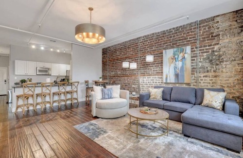 Historic District - North Apartment | Broughton Street Bungalow - Steps to Everything!
