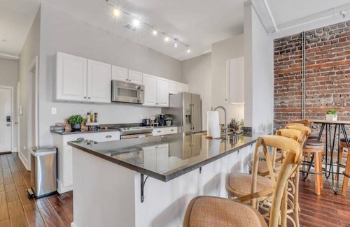 Historic District - North Apartment | Broughton Street Bungalow - Steps to Everything!