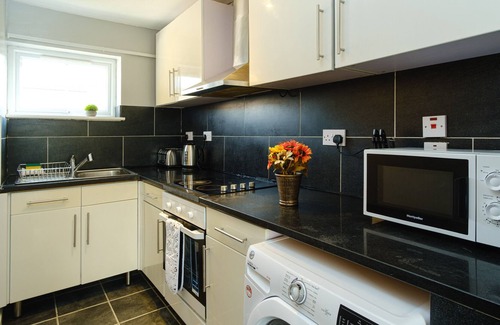 Brownsover House | Brownsover House - Lovely Apartment with Private Parking close to Rugby Town Centre