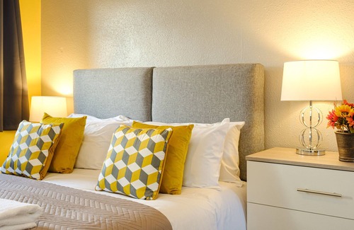 Brownsover House | Brownsover House - Lovely Apartment with Private Parking close to Rugby Town Centre