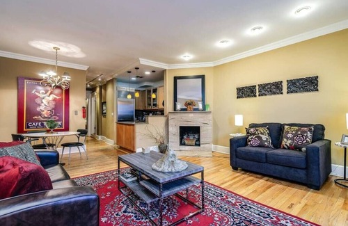 Gold Coast Apartment | Brownstone in Gold Coast - Downtown