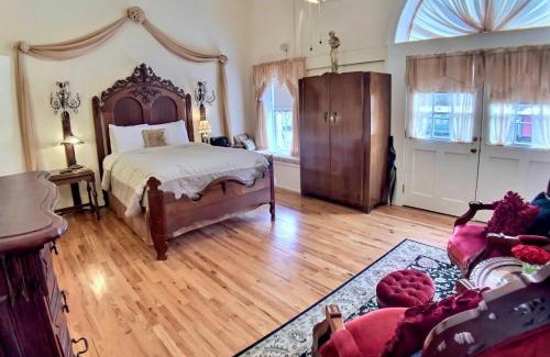 Eureka Springs Historic District Apartment | Brownstone Rose Suite Parking Walk to Dwntn