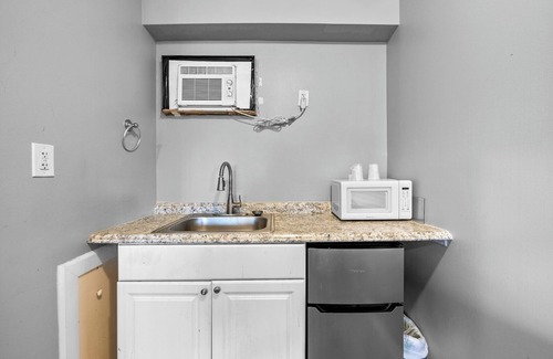 Riverview Apartment | Brownstown MI 1BR Apt w/ Sofa Bed and Bathtub