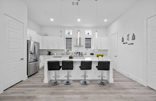 Dallas House | BRs w/Ensuite Baths l Pet-Friendly l Central Loc