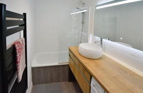 Saint-Martin Apartment | Bruyères with deck and private parking