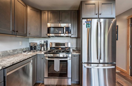Bryant Pond House | Bryant Pond Cabin Getaway| HotTub| Views| Dog Friendly