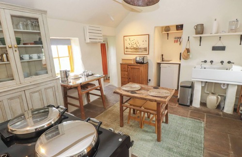 Garn Fadryn Cottage | BRYN CANAID, romantic, character holiday cottage in Aberdaron