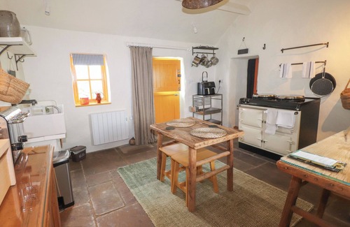 Garn Fadryn Cottage | BRYN CANAID, romantic, character holiday cottage in Aberdaron