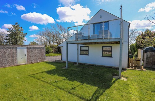 Holyhead Cottage | BRYN DERWEN, pet friendly, country holiday cottage in Valley