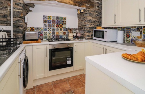 Llangollen House | BRYN DWR, pet friendly, character holiday cottage in Llangollen