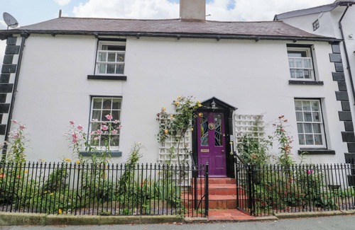 Llangollen House | BRYN DWR, pet friendly, character holiday cottage in Llangollen