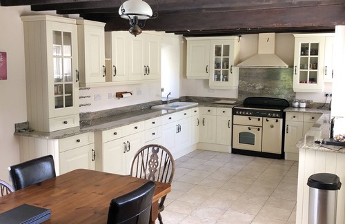 Trearddur Bay House | BRYN HYFFRYD COTTAGE. Sleeps 10, large garden, very close to the beach