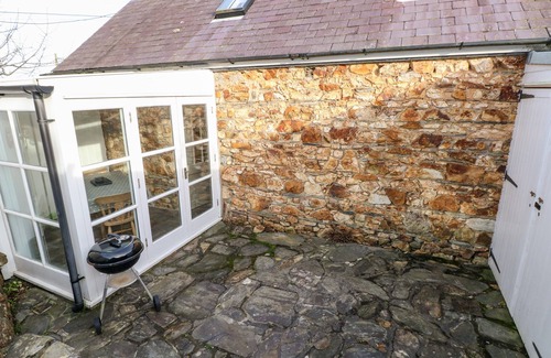 Dinas Cross Cottage | BRYNHENLLAN COTTAGE, pet friendly, with open fire in Dinas Cross