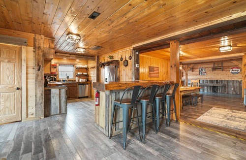 Logan Apartment | Buckets Lodge | Basketball | Theater