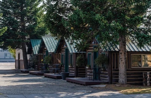 West Yellowstone Cabin | Bucking Moose Moose Cabin (#14)