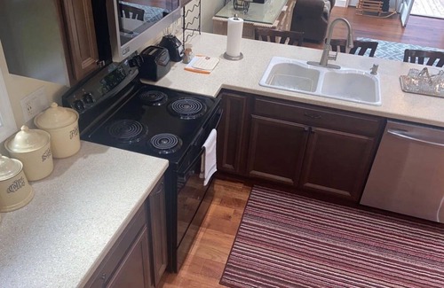 Keslers Cross Lanes House | Buckingham cabin #1@the lake minutes from New River Gorge National Park/hot tub