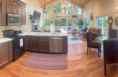 Keslers Cross Lanes House | Buckingham cabin #1@the lake minutes from New River Gorge National Park/hot tub