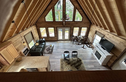 Keslers Cross Lanes Cabin | Buckingham cabin#2 @ the Lake minutes from New River Gorge National Park Hot tub