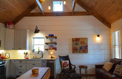 Ellijay Cabin | Buckley Vineyard Cabin Sleeps 4 guests w/2 Separate Suites 1 QN Suite 1 KG Suite