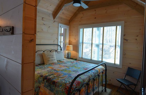 Ellijay Cabin | Buckley Vineyard Cabin Sleeps 4 guests w/2 Separate Suites 1 QN Suite 1 KG Suite
