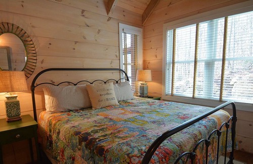 Ellijay Cabin | Buckley Vineyard Cabin Sleeps 4 guests w/2 Separate Suites 1 QN Suite 1 KG Suite