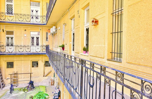 Budavar Apartment | Buda Garden Retreat. Modern Comfort and Tranquility by the Historic Sites.