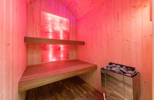 Inner City Budapest Apartment | Budapest Eye Presidential with Jacuzzi & Sauna