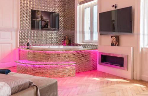 Inner City Budapest Apartment | Budapest Eye Presidential with Jacuzzi & Sauna