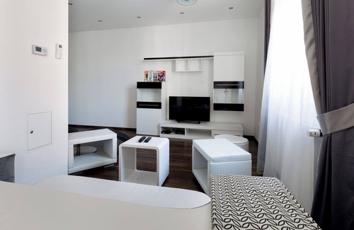 Inner City Budapest Apartment | Budapest michaelides suites 2 bedroom modern flatin the heart of Budapest for 4