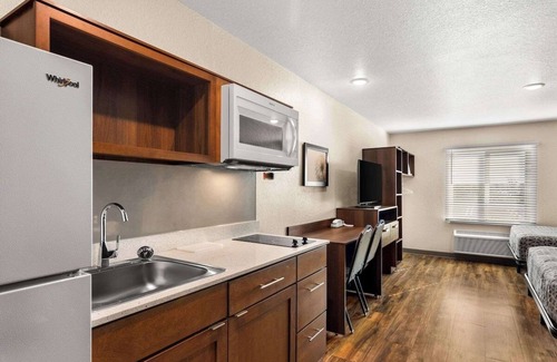 Port Saint Lucie Hotel | Budget Conscious Room w/Full Kitchen & Laundry Service - Off I-95