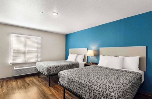 Port Saint Lucie Hotel | Budget Conscious Room w/Full Kitchen & Laundry Service - Off I-95