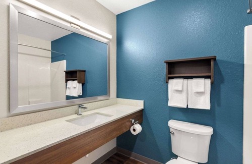 Port Saint Lucie Hotel | Budget Conscious Room w/Full Kitchen & Laundry Service - Off I-95