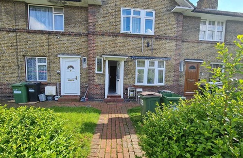College Park and Old Oak House | Budget Double Room in Hammersmith