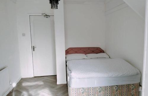 Baglan House | Budget-Friendly 4-Bedroom House in Swansea - Ideal for Travelers
