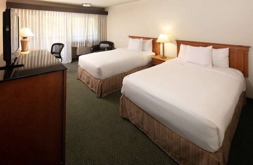 West Bellevue Hotel | Budget-Friendly Accommodations at Red Lion Hotel Bellevue! Outdoor Pool