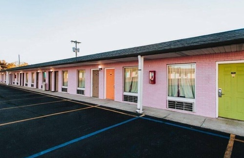 Berea House | Budget-friendly Accommodation! Pet-friendly, Free Parking, Near Lincoln Hall!