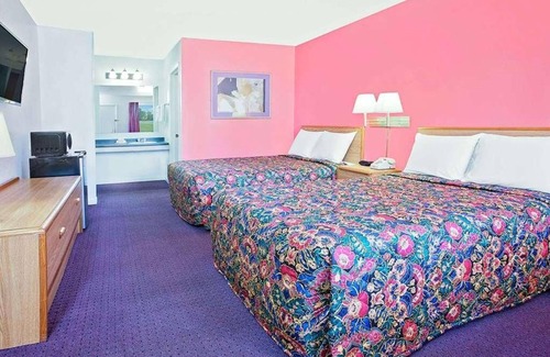 Muskogee Hotel | Budget-Friendly Stay at Knights Inn Muskogee! 4 Comfortable Units, Free Parking