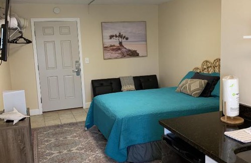 Gulf Shores House | Budget friendly studio condo! Heart of Gulf Shores across from the Hangout!