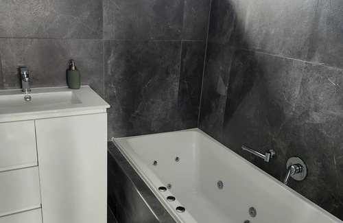 Hamilton Hotel | Budget on the Lake