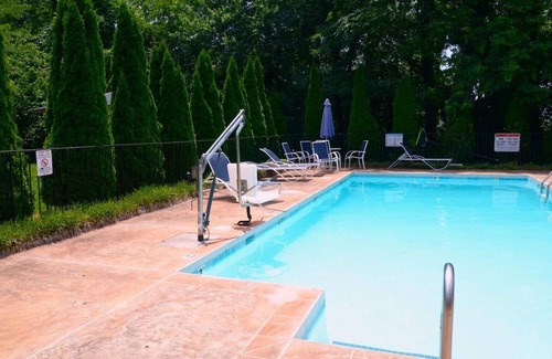 Lynchburg Hotel | Budget Room Near Blackwater Creek Natural Area – 3.2 Miles l Breakfast Included