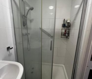 Luton House | Budget Stay In Luton 01 D
