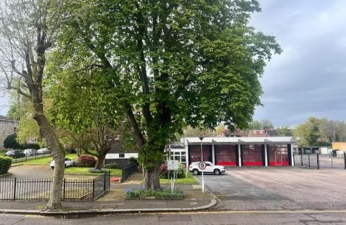 Luton House | Budget Stay In Luton 01 D
