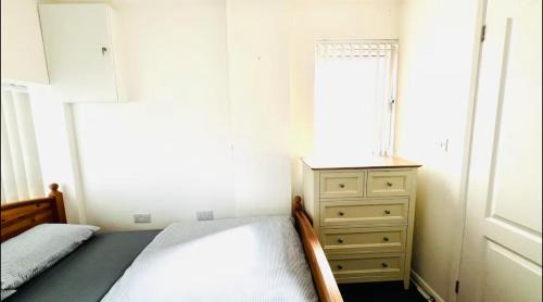 Luton House | Budget Stay In Luton 01 D