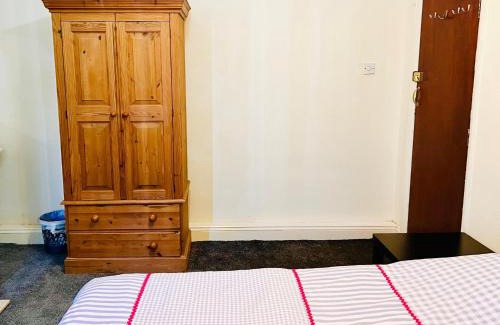 Luton House | Budget Stay In Luton 02 02